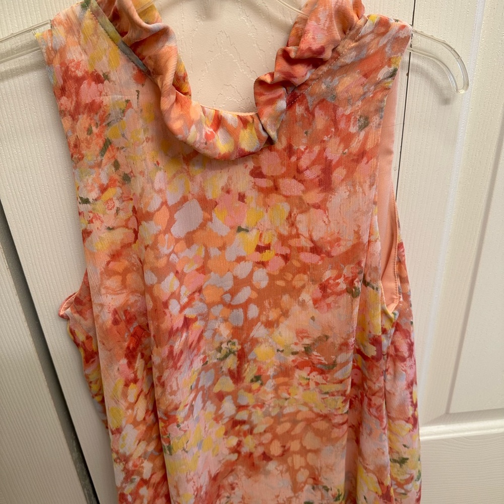 Cute Gibson Look sleeveless blouse with tie at neck in back. Size M.